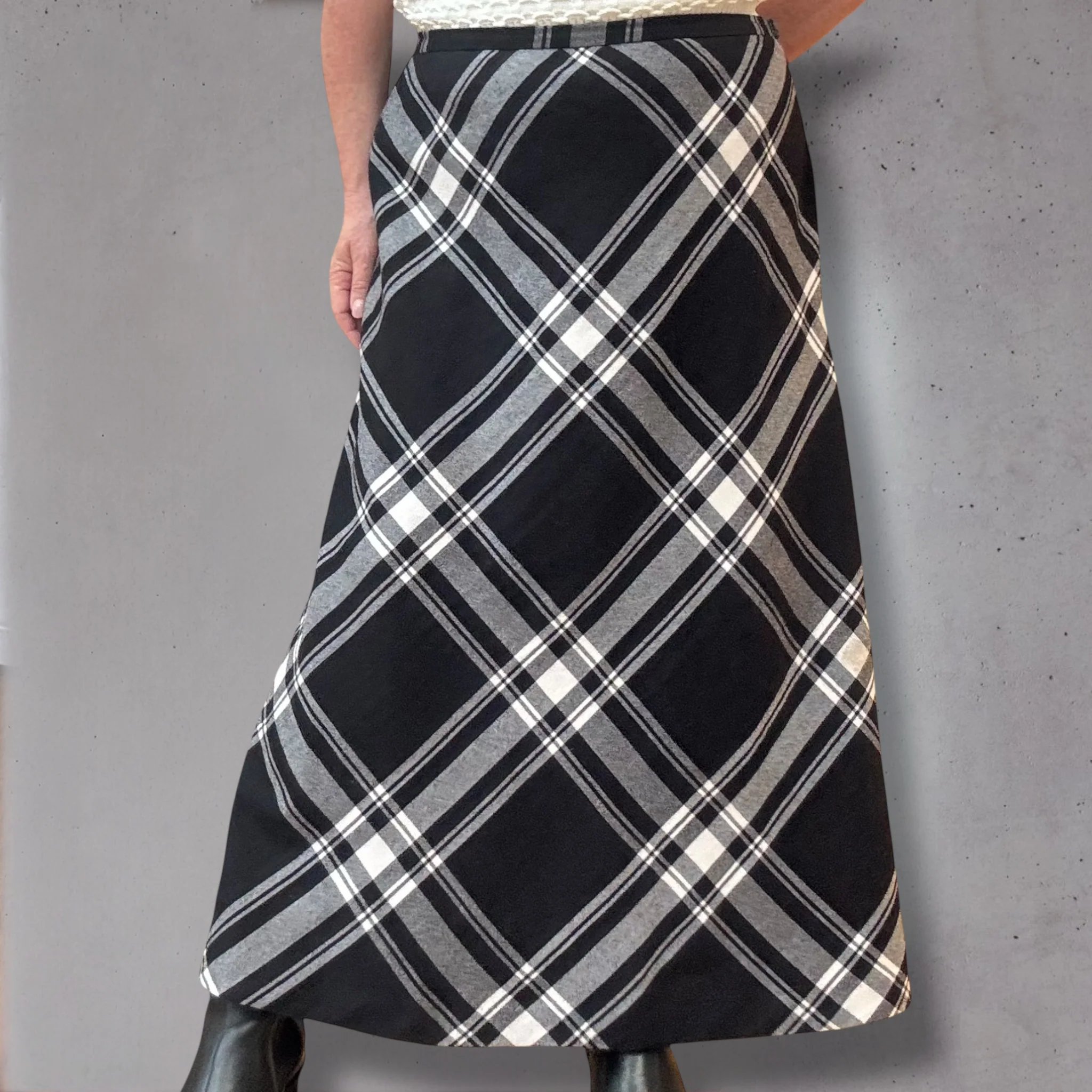 Belinda Plaid Skirt Size 14 - Image 4